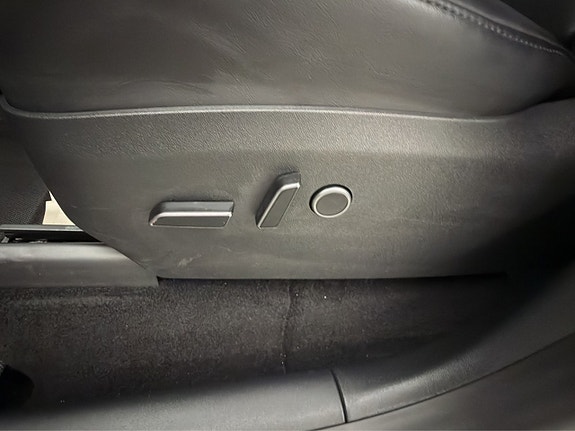 Tesla Model Y 12 of 30