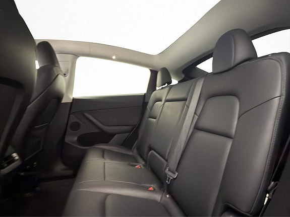 Tesla Model Y 27 of 30