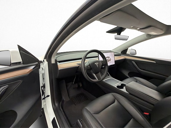 Tesla Model Y 10 of 30