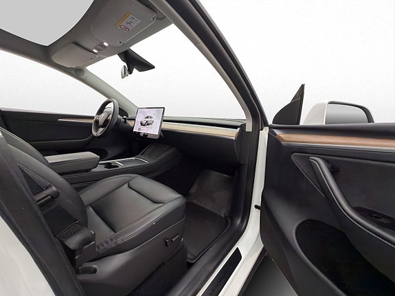 Tesla Model Y 25 of 30