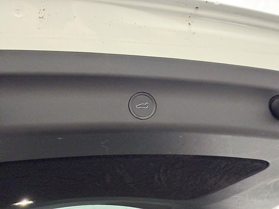 Tesla Model Y 28 of 30