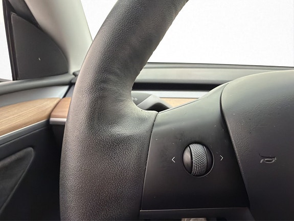 Tesla Model Y 29 of 30