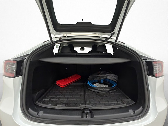 Tesla Model Y 9 of 30