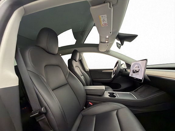 Tesla Model Y 26 of 30