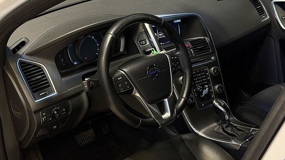 Volvo XC60 12 of 25