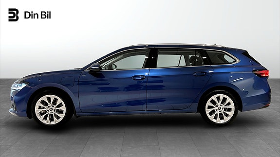 Skoda Superb 2 of 23