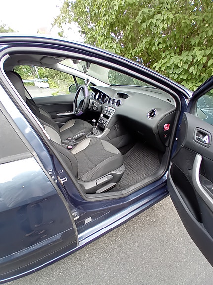 Peugeot 308 2 of 8