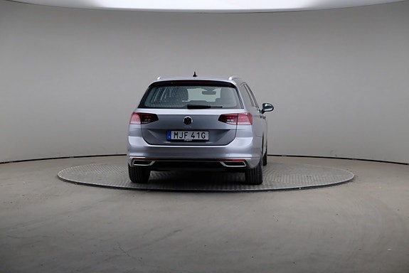 Volkswagen Passat 2 of 3