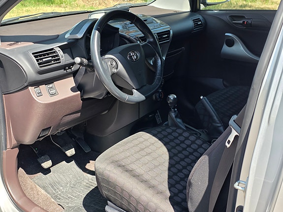 Toyota IQ 4 of 6