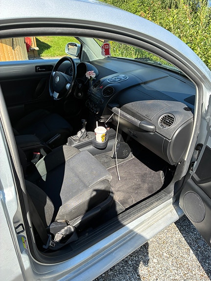 Volkswagen New Beetle 6 of 9