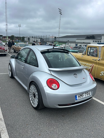 Volkswagen New Beetle 2 of 9