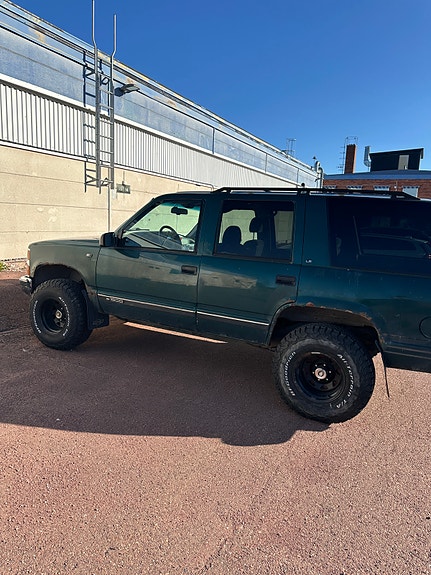 Chevrolet Tahoe 3 of 5