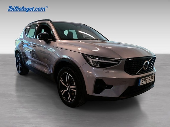 Volvo XC40 2 of 11