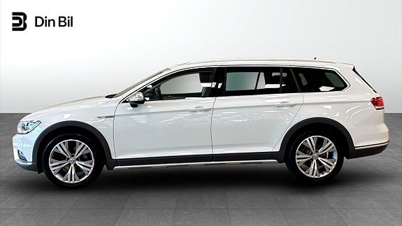 Volkswagen Passat Alltrack 2 of 16
