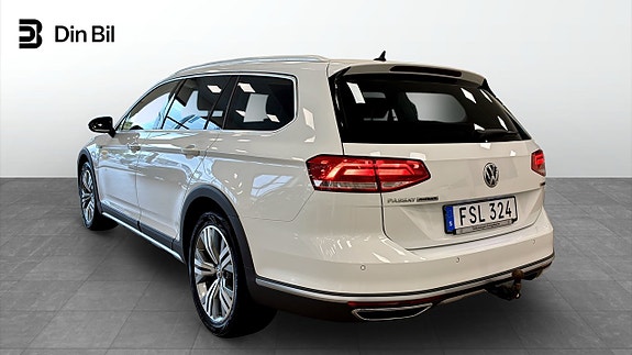Volkswagen Passat Alltrack 3 of 16