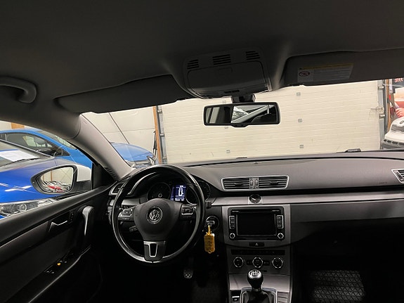 Volkswagen Passat 12 of 18