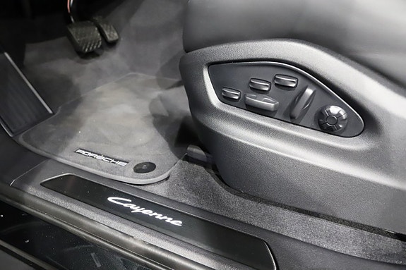 Porsche Cayenne 13 of 21