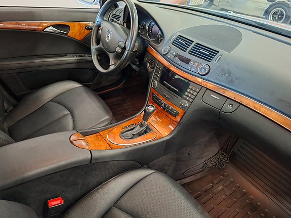 Mercedes-Benz E220 12 of 17