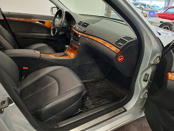 Mercedes-Benz E220 17 of 17
