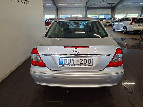 Mercedes-Benz E220 7 of 17