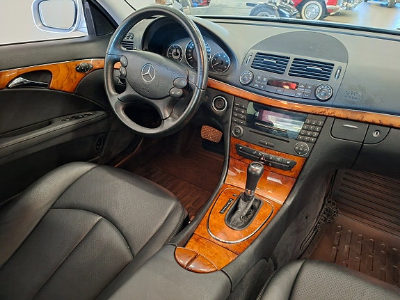 Mercedes-Benz E220 13 of 17