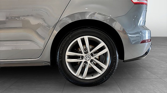 Volkswagen Touran 6 of 12