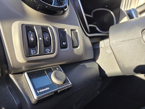 Nissan NV300 12 of 13