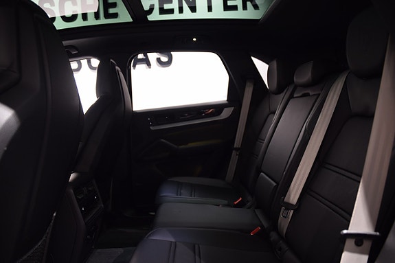 Porsche Cayenne 9 of 19