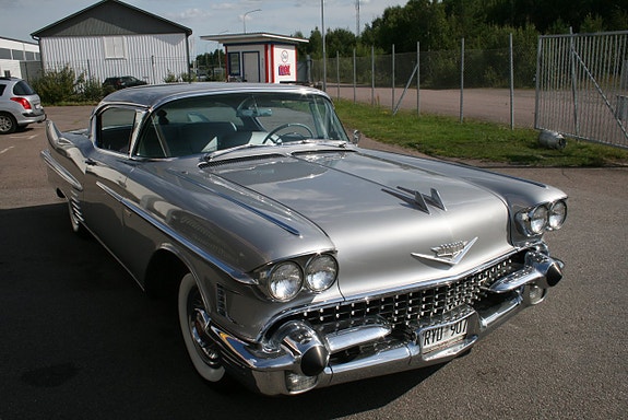 Cadillac Series 62 4 of 26