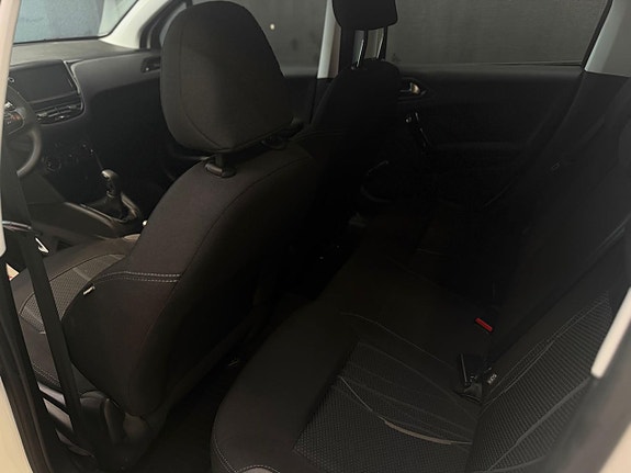 Peugeot 208 17 of 23