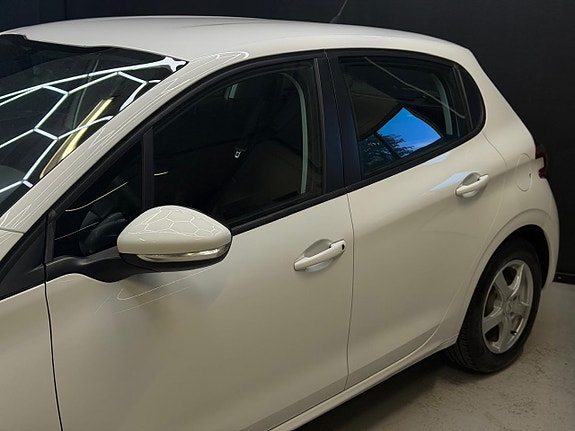 Peugeot 208 14 of 23