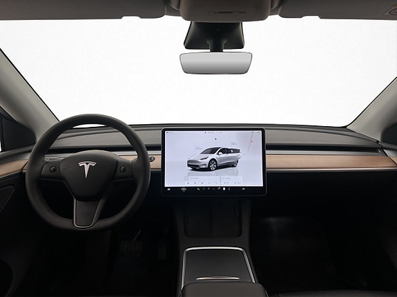 Tesla Model Y 14 of 30