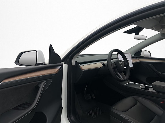 Tesla Model Y 11 of 30