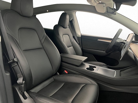 Tesla Model Y 26 of 30