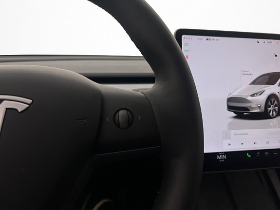 Tesla Model Y 17 of 30