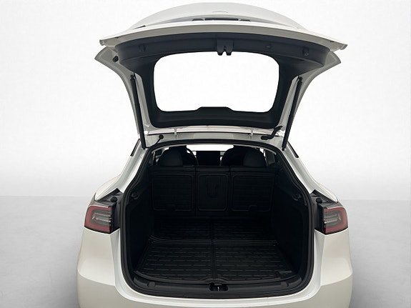 Tesla Model Y 29 of 30