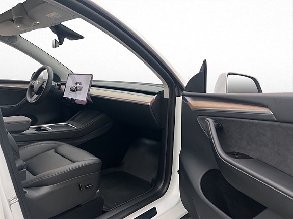 Tesla Model Y 27 of 30