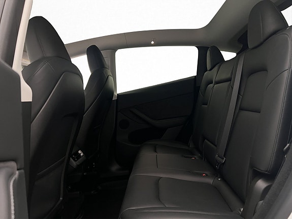 Tesla Model Y 28 of 30