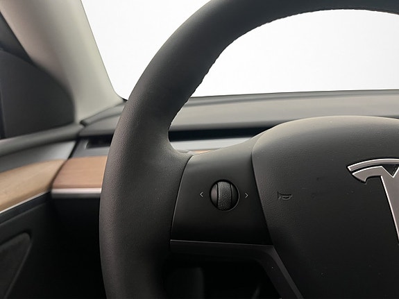Tesla Model Y 16 of 30