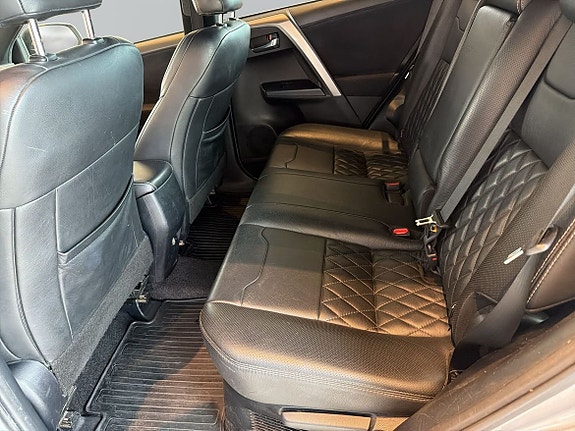 Toyota RAV4 8 of 11