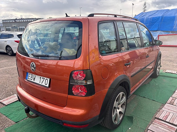 Volkswagen Touran Cross 3 of 5