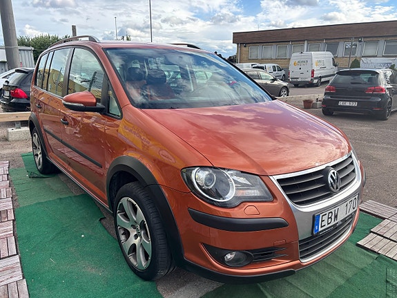 Volkswagen Touran Cross 2 of 5