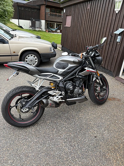Triumph STREET TRIPLE RS 2 of 4