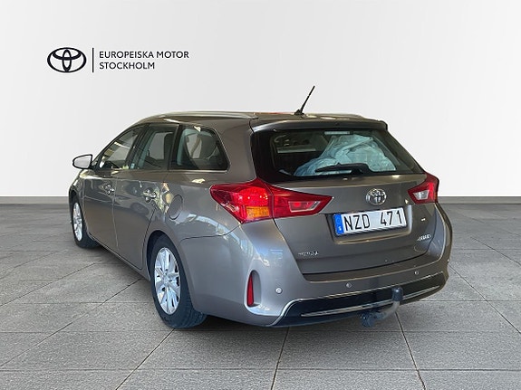 Toyota Auris 2 of 17