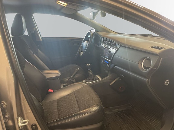 Toyota Auris 6 of 17