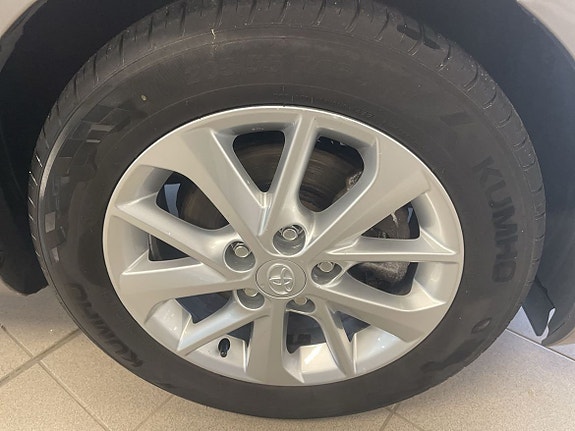 Toyota Auris 11 of 17
