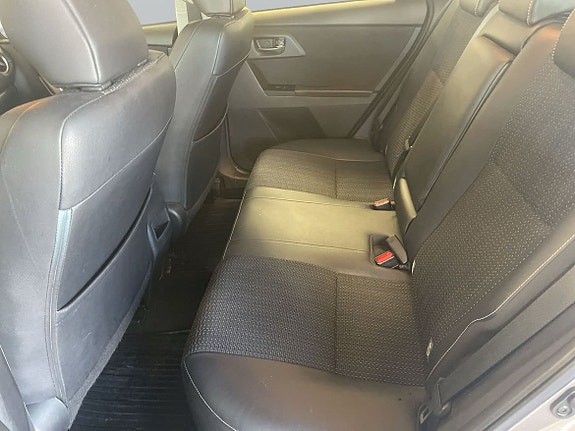 Toyota Auris 7 of 17