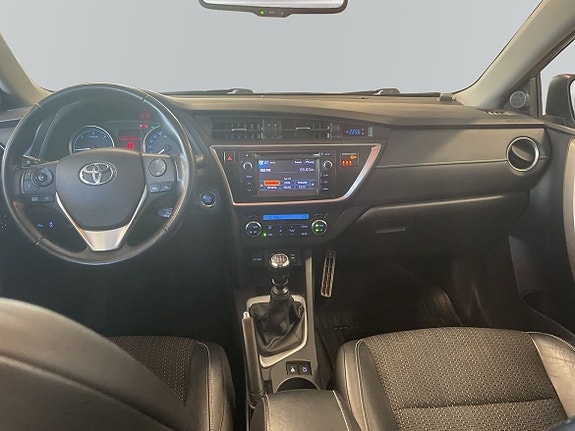 Toyota Auris 8 of 17