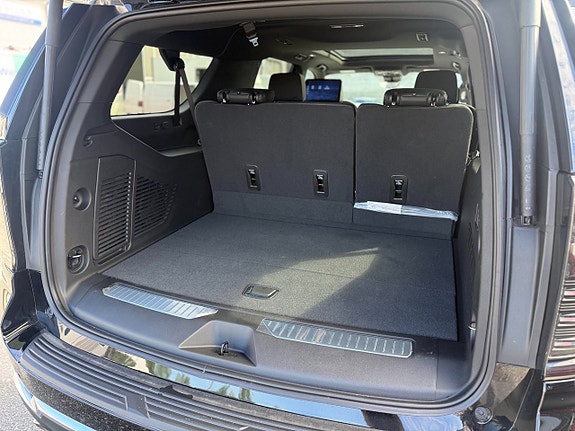 Chevrolet Suburban 11 of 11