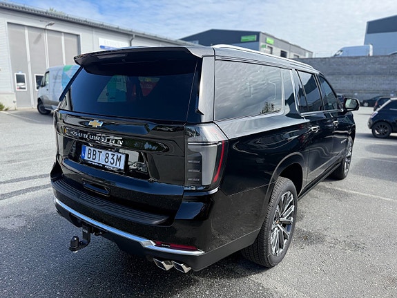 Chevrolet Suburban 4 of 11